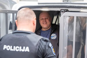 Teismas trims mėnesiams pratęsė dėl nepilnamečių tvirkinimo teisiamam A. Ulvidui taikomą suėmimą