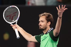 Rankų nenuleidęs D. Medvedevas atsigavo po tragiškos pradžios ir žengė į „Australian Open“ finalą