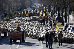 ​Prancūzijos premjeras pasiūlė protestuojantiems ūkininkams svarbią nuolaidą