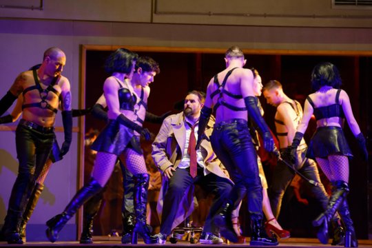 Penktadienio vakarą Lietuvos nacionalinis operos ir baleto teatras pristatė paskutiniąją sezono operą – Jacques'o Offenbacho „Hofmano istorijos“.<br>M.Aleksos nuotr.