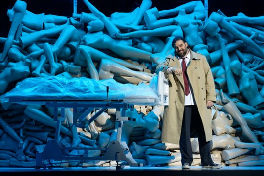 Penktadienio vakarą Lietuvos nacionalinis operos ir baleto teatras pristatė paskutiniąją sezono operą – Jacques'o Offenbacho „Hofmano istorijos“.<br>M.Aleksos nuotr.