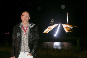 Naujausiai menininko Ray Bartkaus instaliacijai sukurti prireikė 100 kg vinių