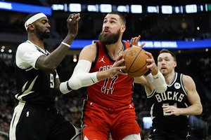 Jono Valančiūno 24-asis dvigubas dviženklis negelbėjo: „Bucks“ namie negailestingai sutalžė „Pelicans“