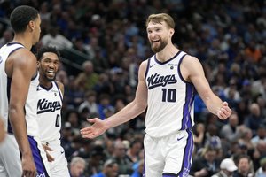 Domantas Sabonis ir „Kings“ sustabdė Luką Dončičių – Sakramentas Dalase laimėjo trečią dvikovą iš eilės