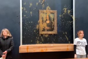 Protestuotojai vėl taikosi į „Moną Lizą“: garsųjį paveikslą apipylė sriuba