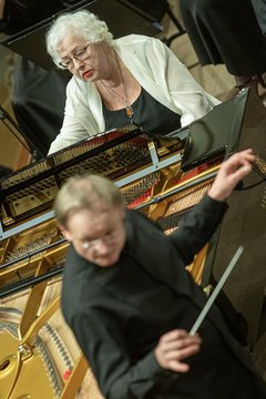 Lietuvos fortepijono meno legenda profesorė Veronika Vitaitė, kaip ir dera tokiai asmenybei, 85-metį minėjo scenoje.<br>D.Matvejevo nuotr.