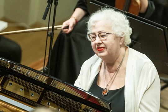 Lietuvos fortepijono meno legenda profesorė Veronika Vitaitė, kaip ir dera tokiai asmenybei, 85-metį minėjo scenoje.<br>D.Matvejevo nuotr.
