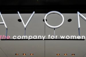 „Avon“, nepaisydama karo Ukrainoje, tęsia verslą Rusijoje
