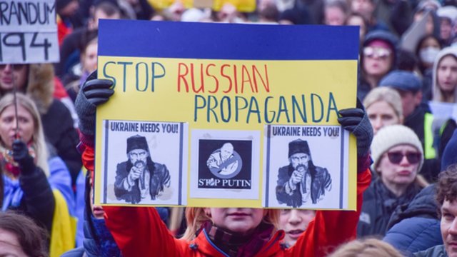 Rusijos karas su bendro naudojimo tualetais: ekspertų įžvalgos apie propagandos poveikį 