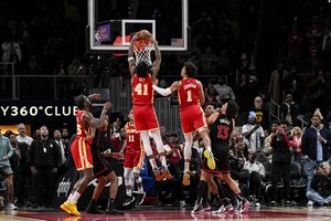 „Hawks“ lemiamu dėjimu išplėšė pergalę prieš „Raptors“