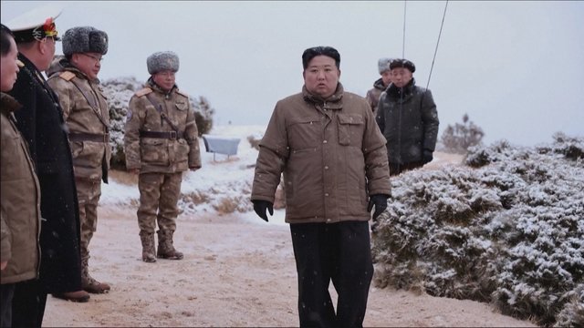 Šiaurės Korėja toliau didina įtampą ir tęsia raketų bandymus: paleidimui vadovavo pats Kim Jong Unas