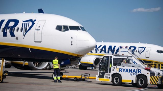 Augančios degalų kainos palietė ir aviaciją: „Ryanair“ bendrovei smarkiai kirto per pelną