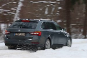 Patarė, kaip taisyklingai važiuoti slidžiu keliu: dažnas vairuotojas daro pagrindinę klaidą