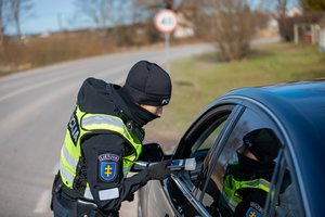 Pareigūnų laimikis keliuose: prie vairo sėdo ir išgėrę, ir beteisiai