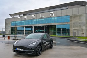 „Tesla“ dėl laivybos trikdžių Raudonojoje jūroje stabdo gamybos procesus Vokietijoje
