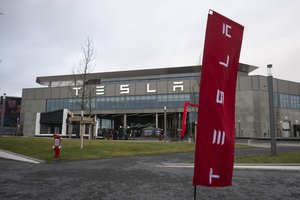 „Tesla“ prognozuoja, kad jos kapitalo išlaidos 2024 m. viršys 10 mlrd. JAV dolerių