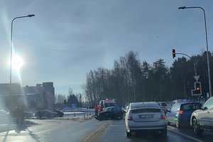 Judrioje Vilniaus sankryžoje susidūrus dviem automobiliams prireikė medikų