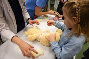 Mažieji gydytojai vienai dienai – vaikai Kauno klinikose gydė savo žaislus