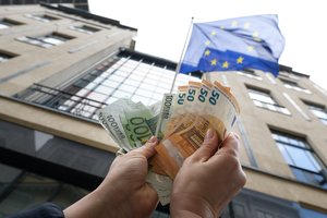 Euro zonos ekonomika pernai augo 0,5 proc.