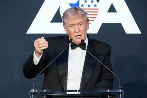 Besikeičianti Donaldo Trumpo plaukų spalva daugeliui kelia klausimų: priežastis labai keista