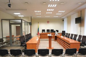 Šiauliuose nuosprendį išgirdo septyni vyrai – už vagystes nuteisė, o už prekybą žmonėmis išteisino