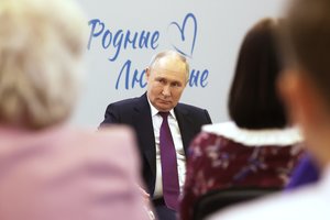 S. Baburinas pareiškė, kad traukiasi iš kovos dėl Rusijos prezidento posto: ragina balsuoti už V. Putiną