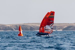 Pasaulio IQFOIL burlenčių čempionate R. Jasiūnas ir J. Bernotas pradėjo kovą ant vandens