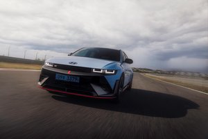 Netikėtas „Top Gear“ ekspertų verdiktas pakurstė viltį: elektromobiliai – ne tik kasdienai, bet ir emocijų pakutenimui trasoje?