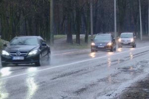 Naudingi patarimai vairuotojams: patarė, ką daryti, kad susidūrimas su duobe būtų kuo mažiau skausmingas