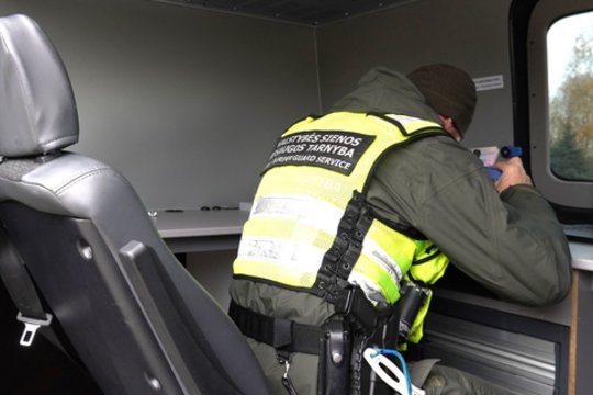 Dėl padirbto dokumento pasieniečiai sulaikė pavežėją uzbeką