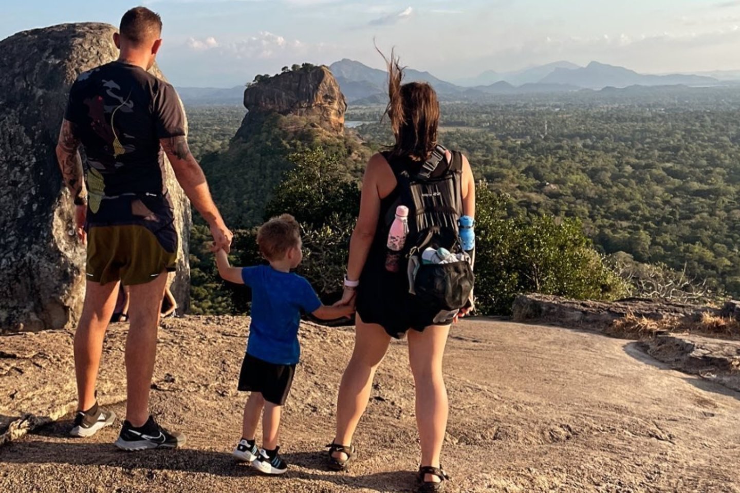  Šeima su dvimečiu pasiekė bazinę Everesto stovyklą.<br>„Facebook“ nuotr.