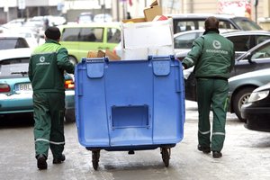 Pritrūkusiems oranžinių maišelių maisto atliekoms – daugiau vietų, kur galima juos atsiimti