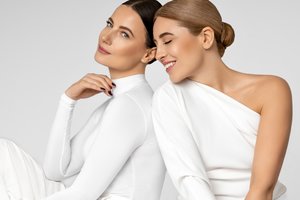 Agnė Kuzmickaitė ir Olesia Žuravliova apie moterišką bendrystę ir grožio ritualus, kurie padeda išsaugoti jauną odą