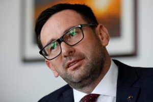 Lenkijoje – dar vienas smūgis PiS: su J.Kaczynskiu susijęs naftos koncerno „Orlen“ vadovas neteko posto