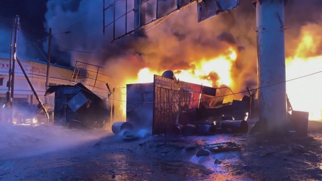 Kenijos dujų gamykloje nugriaudėjo sprogimas: ugnis išplito ir į gyvenamuosius pastatus