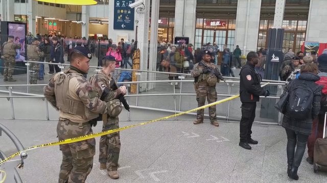 Vaizdai iš įvykio vietos: Paryžiaus geležinkelio stotyje vyras peiliu sužalojo tris žmones