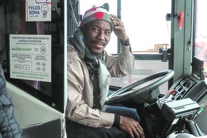 Viešajame transporte pradėjus dirbti vairuotojams iš Afrikos, vilniečiai dalijasi pirmaisiais įspūdžiais dėl darbo kokybės