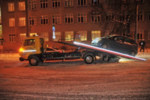 Girto vairuotojo kelionė į darbą:  iš vakaro – putojantis vynas, ryte – nuvežtas automobilis