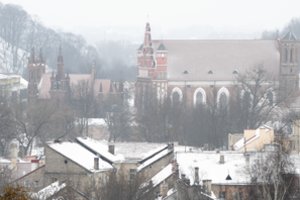 Populiariausia Vilniaus senamiesčio aikštelė – apledėjusi ir duobėta: netyčia galite pamesti ir ratą