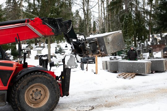 Užfiksavo, kaip Vilniaus Antakalnio kapinėse pradėti paminklo sovietų kariams likučių išmontavimo darbai