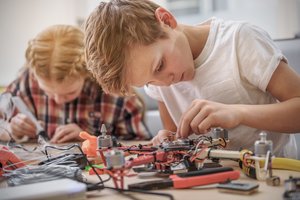 Rusai pageidauja, kad karinius dronus jiems konstruotų vaikai