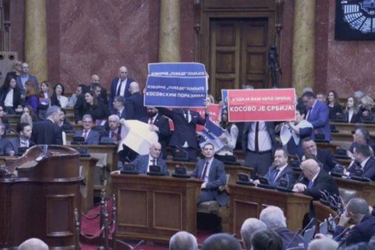 Serbijos parlamente sukilo opozicija: vietoje priesaikos – ėmė sklaidytis ir keikti A. Vučičiaus partijos narius