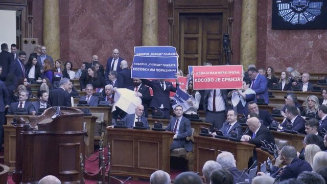 Serbijos parlamente sukilo opozicija: vietoje priesaikos – ėmė sklaidytis ir keikti A. Vučičiaus partijos narius