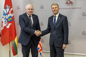 A. Anušauskas su Jungtinės Karalystės ambasadoriumi aptarė Baltijos šalių gynybos liniją