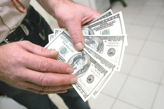 JAV FED pareigūnė perspėja dėl skuboto palūkanų mažinimo