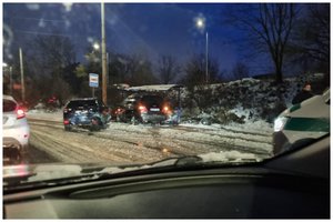 Vilniuje automobilis rėžėsi į autobusų stotelę, nukentėjo kito automobilio vairuotoja