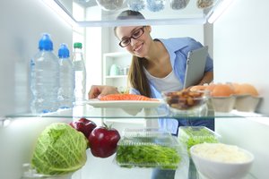 Ar galima šiltą maistą dėti į šaldytuvą? Štai kada ima daugintis pavojingos bakterijos