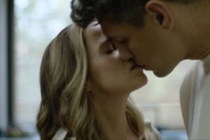 Mantas Stonkus sureagavo į Justinui Jankevičiui skirtą sužadėtinės Gelminės Glemžaitės bučinį