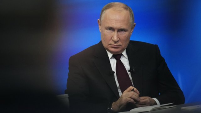 Netrukus pasirodys skandalingo JAV žurnalisto interviu su V. Putinu: pasidalins karo Ukrainoje užkulisiais 