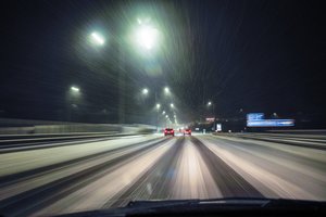Vairuotojai turėtų būti budrūs – šalies keliuose yra slidžių ruožų, plikledžio neišvengsime ir naktį